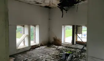 Opuszczony budynek po dawnej jednostce wojskowej