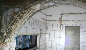 Opuszczona stajnia.