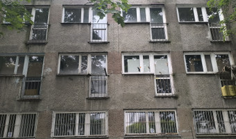 Opuszczony dobrze zachowany blok.