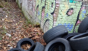 Opuszczone ruiny domu i stodoła.