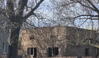 ceglany dom przy stawie