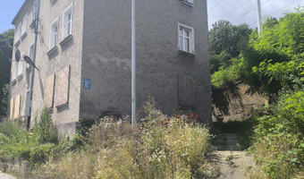Częściowo opuszczona kamienica.