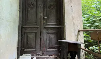Opuszczony żółty dom