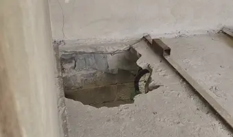 Opuszczony niedokończony dom z halą., Rzgów