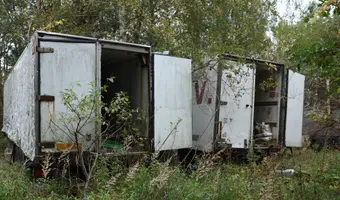 Opuszczone naczepy ciężarówek z budynkami