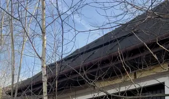 Niedokończony dom z budką ochroniarza