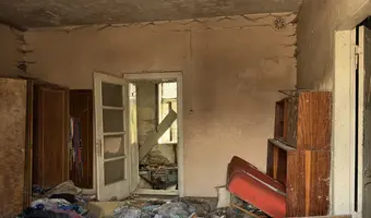 Opuszczony dom z samochodami