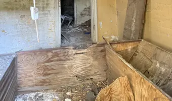 Opuszczony dom z lalką