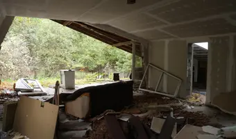 Opuszczone naczepy ciężarówek z budynkami