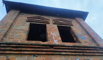 Niedokończona Willa i domek obok