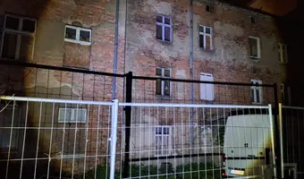 Opuszczonej kamienicy na niemierzyńskiej.