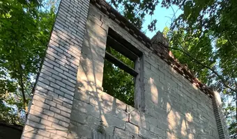 OPUSZCZONY MALY DOM