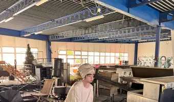 Opuszczona fabryka manekinów i rekwizytów reklamowych - photo 4/137