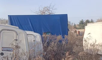 Opuszczony blok i cmentarzysko przyczep kempingowych