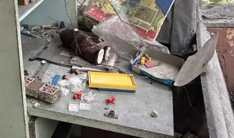 Opuszczony dom z samochodami - photo 3/4