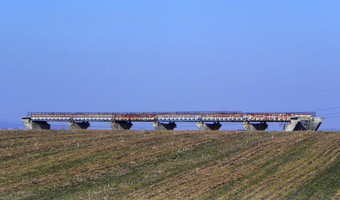 Pozostałości wiaduktu kolejowego na majdanie