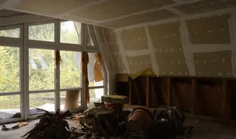 Opuszczone naczepy ciężarówek z budynkami