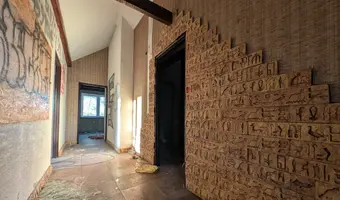 Ramzes Tomaszowski przy zajeździe i hotelu.