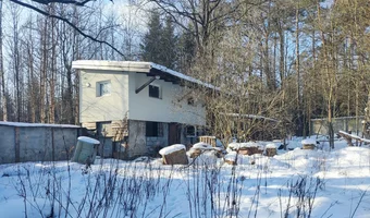 Opuszczone naczepy ciężarówek z budynkami