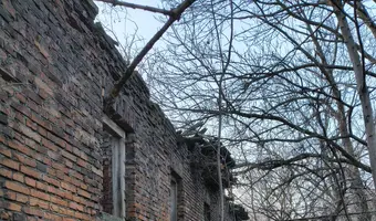 Opuszczony blok obok kładki z wagonami - photo 3/17