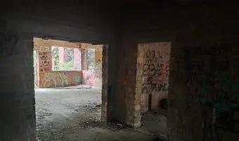 Niedokończona Willa i domek obok