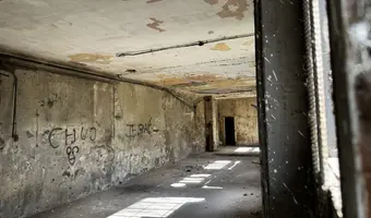 Brama pałacowa z piekarnią i stajnią