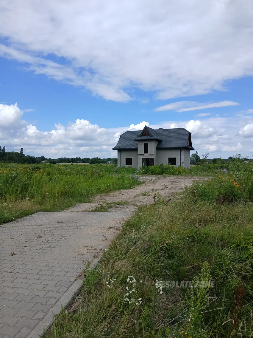 Niedokończony domek z stodołą - zdjęcie 1/3