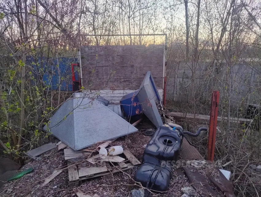 Opuszczony pickup przy anilanie, Łódź - zdjęcie 1/4