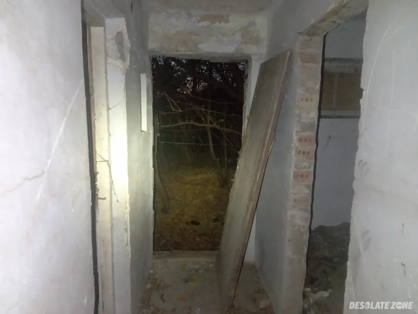 Mały dom ze śmieciami w środku