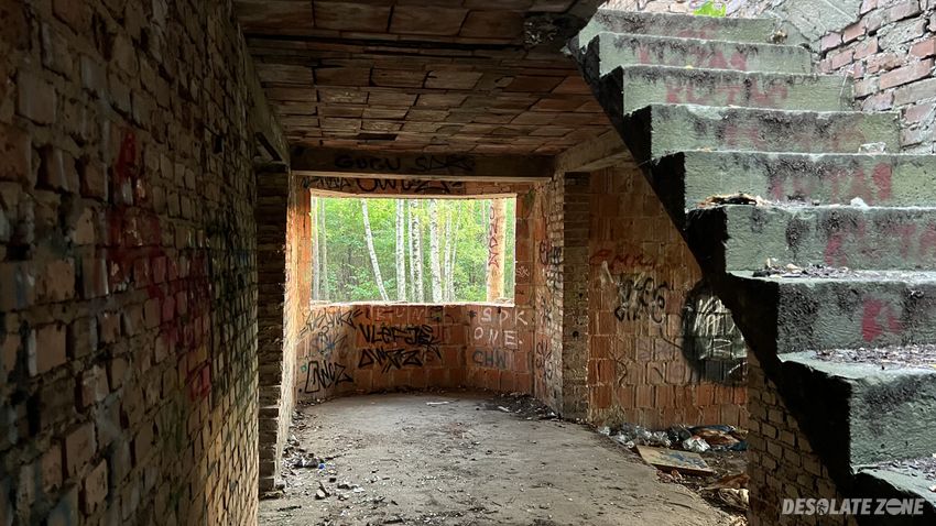 Niedokończona willa z garażem