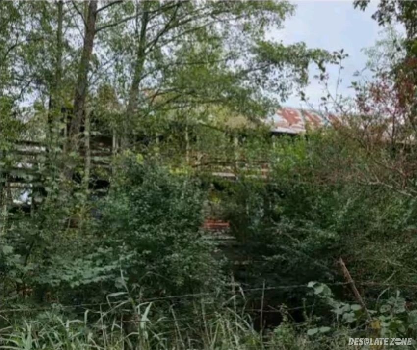 O p u s z c z o n y h o t e l/ oŚ r o d e k w y p o c z y n k o w y p r z y s t a w i e n a u t r a c i e.