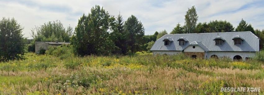 Zajazd z 2 mniejszymi budyneczkami