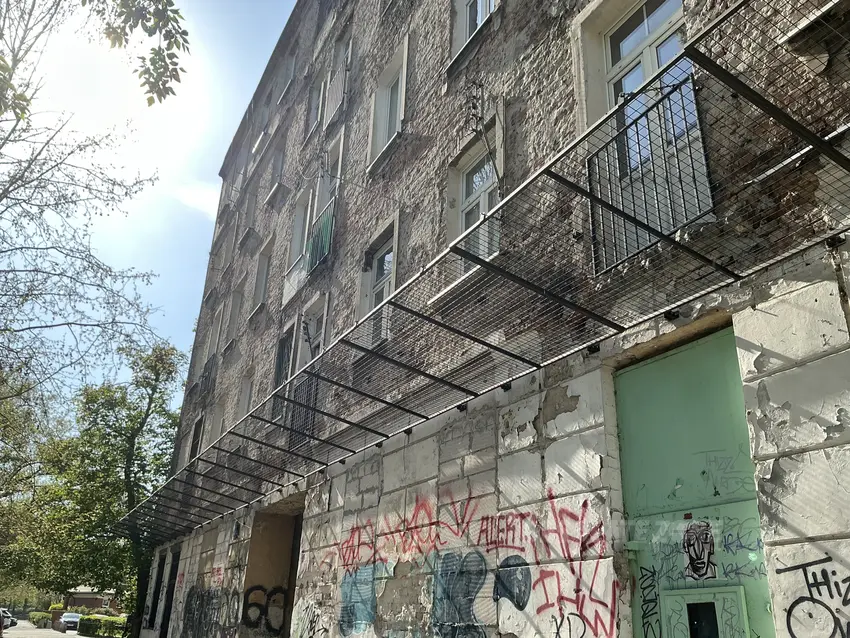 Opuszczona kamienica - zdjęcie 1/4