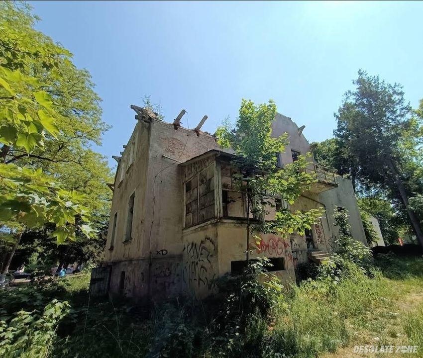 Opuszczony, zawalony i spalony dworek/willa