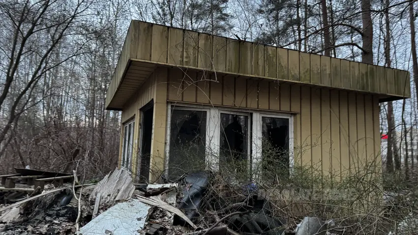 Stróżówka dawnego złomowiska samochodów - zdjęcie 1/3