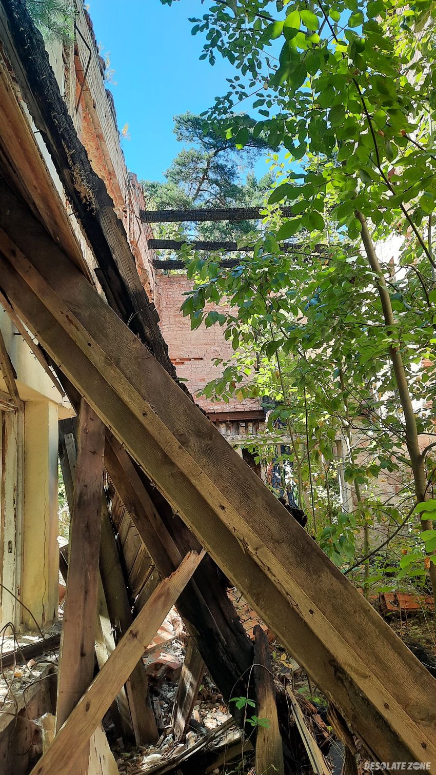 Spalony przedwojenny dom