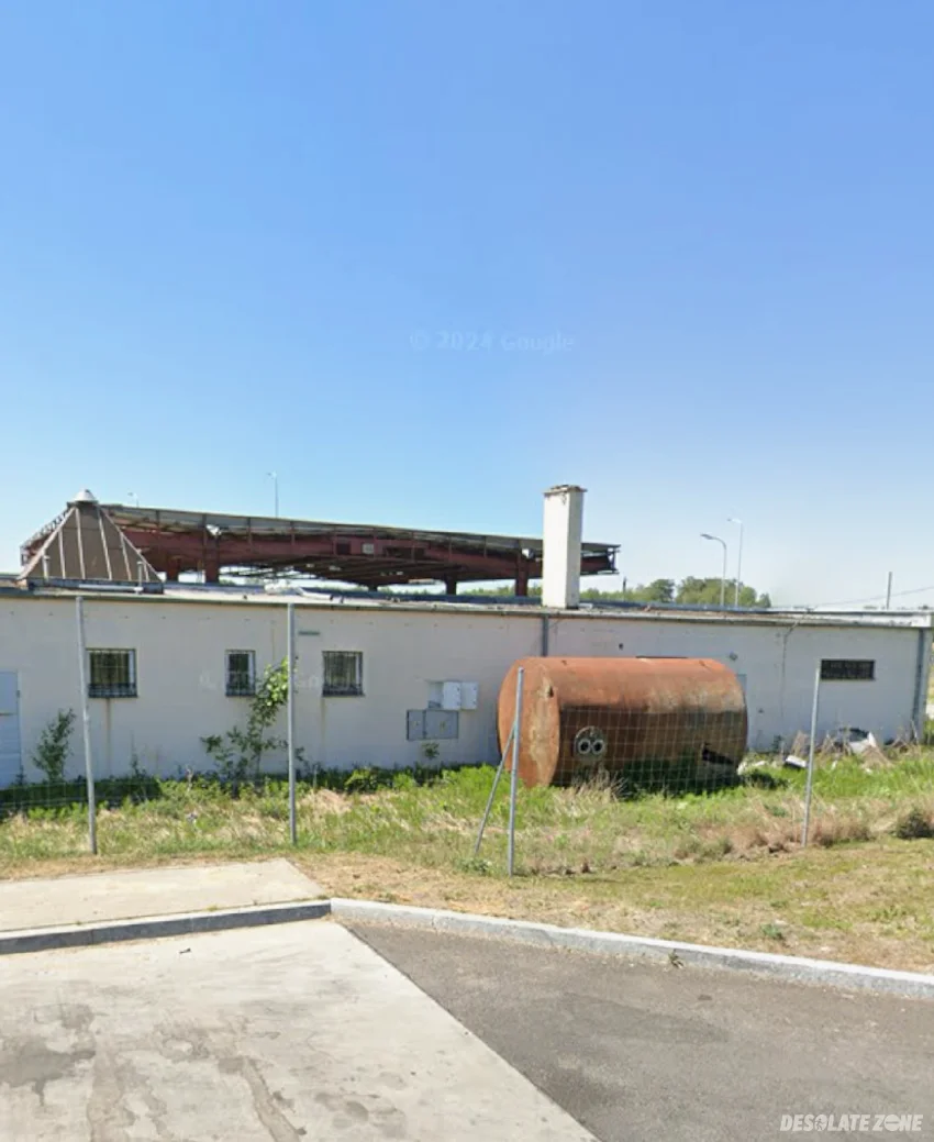 Opuszczony budynek i stacja