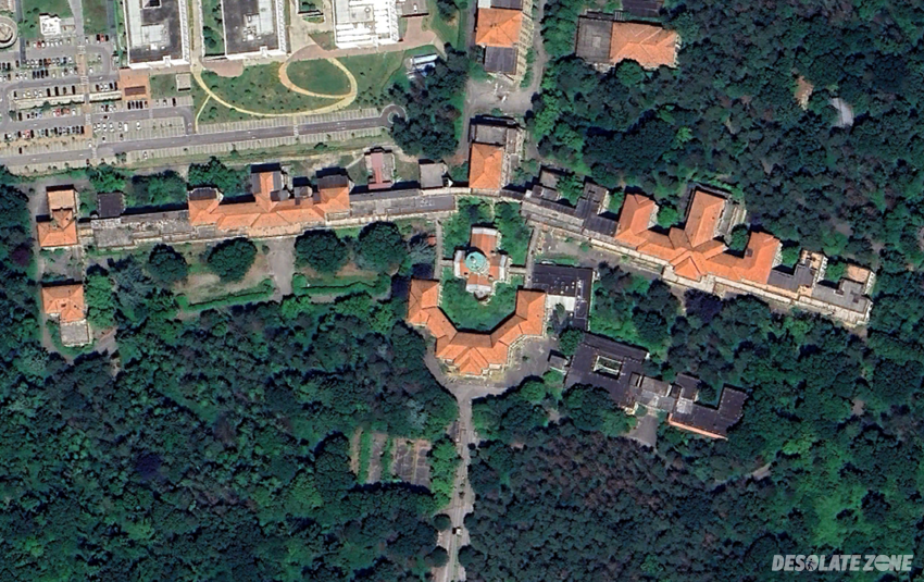 Opuszczone sanatorium z kościołem