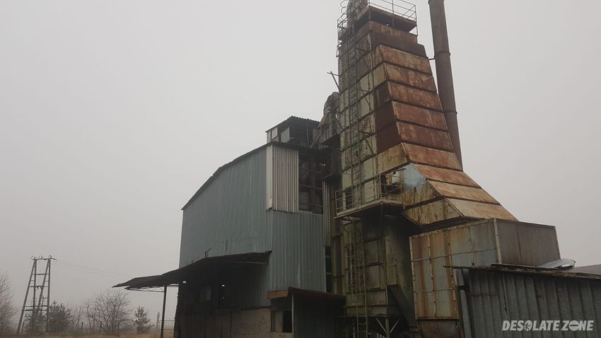 Opuszczona suszarnia do zboża.