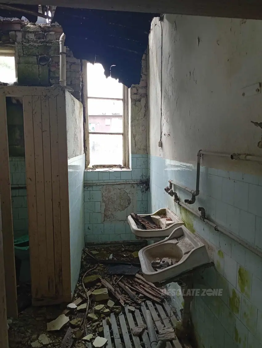 Opusczona fabryka z p r l-u - zdjęcie 1/4