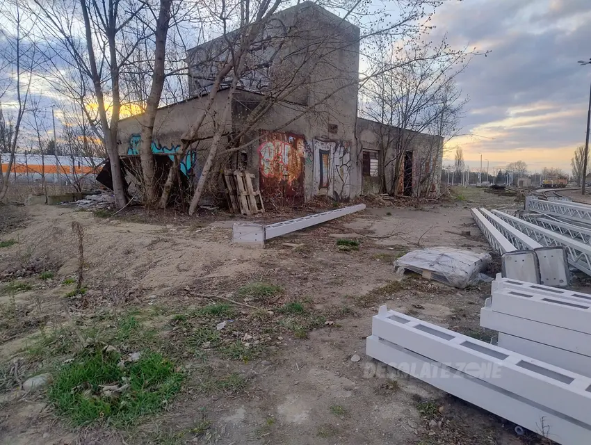 Opuszczone budynki przy torach - zdjęcie 1/4