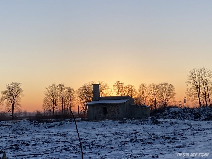 Mały dom na dużej działce bez adresu