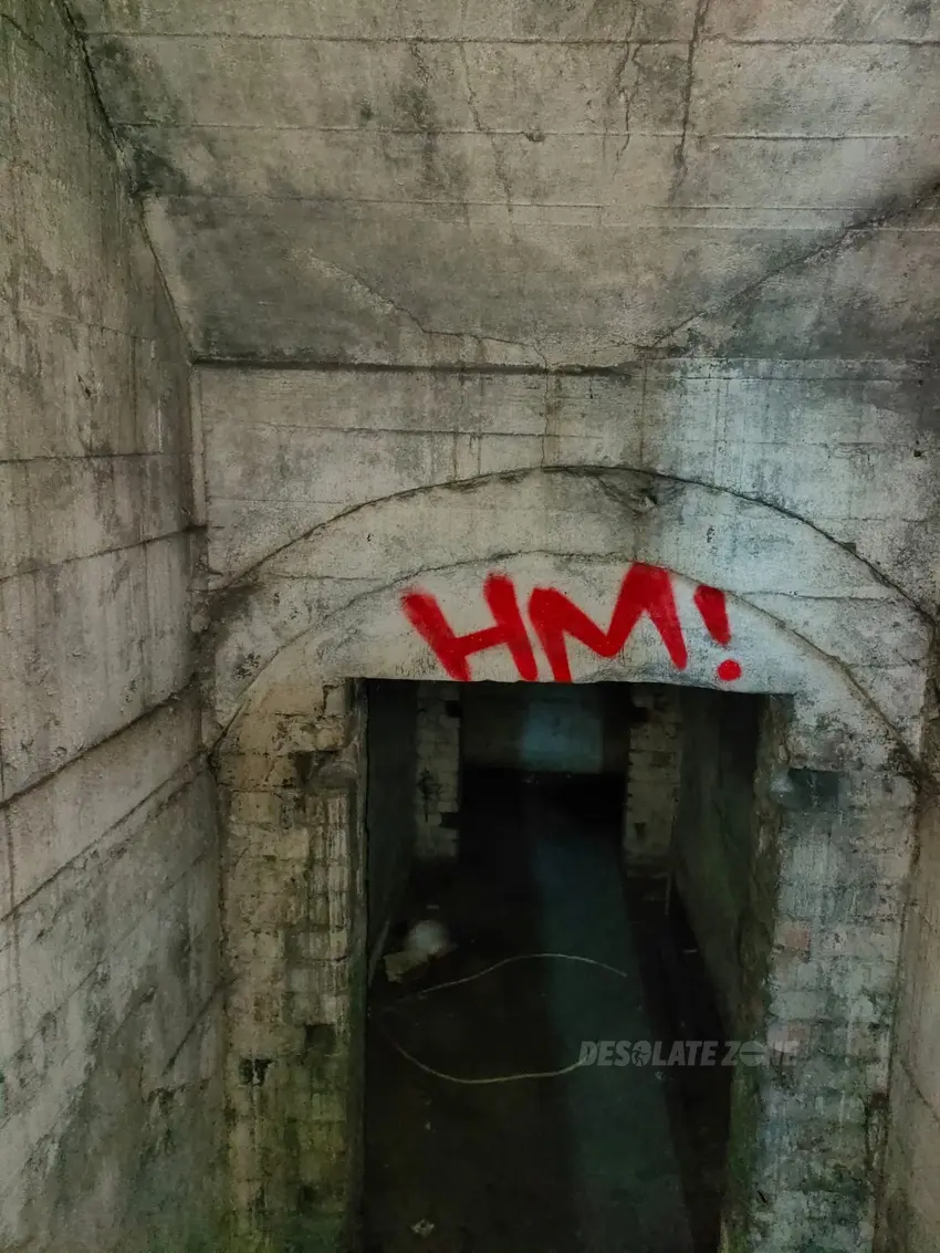 Opuszczony schron przy ulicy wszystkich świętych. - zdjęcie 1/4
