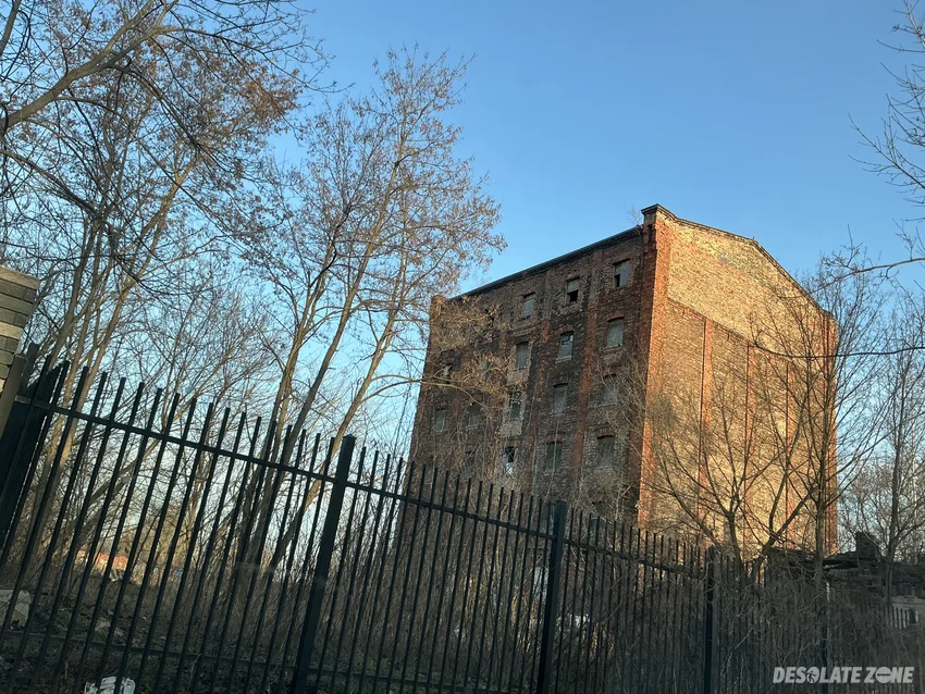 Zabudowania na terenach nieistniejącego młynu michla na pradze, warszawa