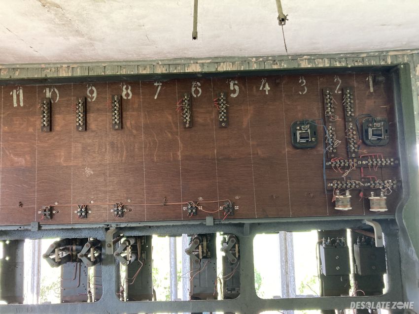 Opuszczona nastawnia kolejowa