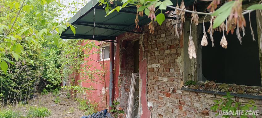 Opuszczony budynek przy głównej drodze