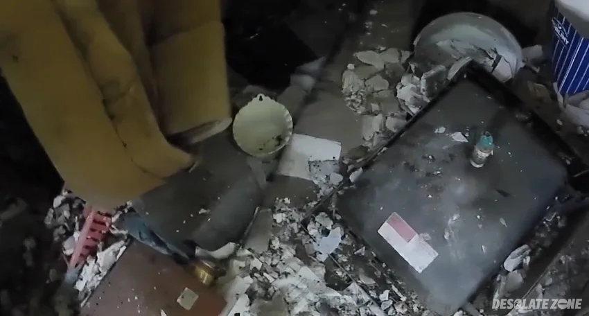 Opuszczony dom z pozostałościami - zdjęcie 1/4