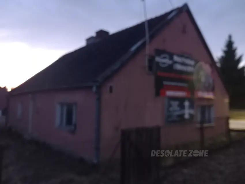 Opuszczony domek w dywitach - zdjęcie 1/4