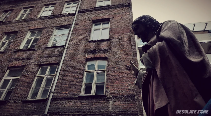 Kamienica z figurą na podwórku