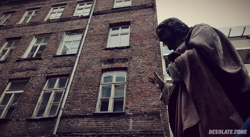 Kamienica z figurą na podwórku